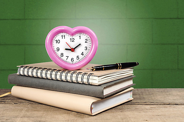 포토 JPG 해외이미지 디자인 교육 시계 컨셉 학교 책장 사람없음 책 초록색 노란색 쌓기 덮개 흰색 시간 도서관 볼륨 수집 읽기 오브젝트 공포 문학 양장본 흙더미 해외202004 해외포토 컬러 가구 모션 흙 뚜껑 파일형식 더미 이미지허브