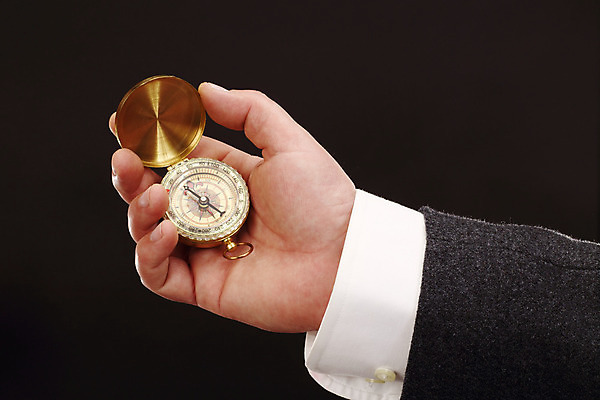 포토 JPG 해외이미지 손 남자 백그라운드 지도 비즈니스 화살 사람 사람없음 장비 골동품 잡기 비즈니스맨 나침반 방향 검색 북쪽 동쪽 남쪽 발견 방법 서쪽 옛날 오리엔테이션 지리 해외202004 해외포토 모션 신체부위 직장인 파일형식 이미지허브