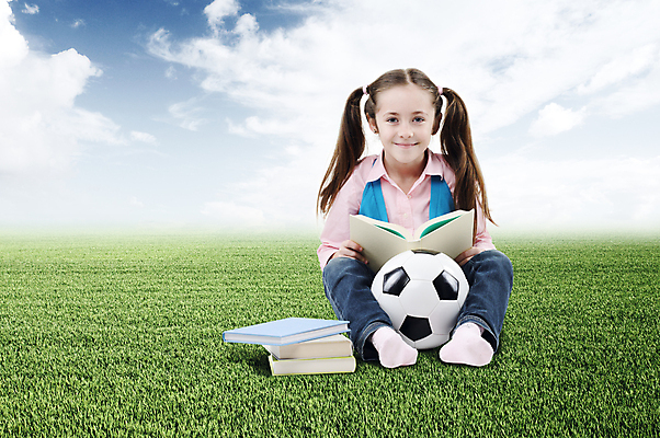 포토 JPG 해외이미지 백인 학생 여학생 여자 교육 초등학생 어린이 축구공 한명 미소 앉기 소녀 잔디 야외 책 초록색 금발 스마트 신학기 카피스페이스 해외202004 해외포토 서양인 식물 1 헤어스타일 컬러 컨셉 공 축구용품 모션 표정 사람 공백 파일형식 이미지허브