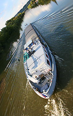 포토 JPG 해외이미지 산업 바다 교통시설 독일 항해 사람없음 물 강 화물 보트 컨테이너 메인 무역 함선 운하 로딩 수입 해외202004 해외포토 자연요소 유럽 교통 배_교통 운송업 시설 파일형식 이미지허브
