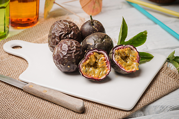 포토 JPG 해외이미지 단면 잔 도마 도마_주방용품 실내 사람없음 식탁보 신선 칼 열대과일 종이우산 패션후르츠 나무배경 해외202004 해외포토 식기 백그라운드 과일 우산 주방용품 내부 파일형식 이미지허브