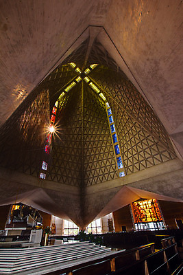 포토 JPG 해외이미지 별 기독교 종교 십자가 벤치 건축양식 유리 사람없음 내부 빛 반짝임 성당 교회 얼룩 예수 오르간 성자 천장 샹들리에 캘리포니아 신성 로마인 보호구역 해외202004 해외포토 자연요소 건축 의자 종교건축 모션 재질 조명 인종 건물 미국 신_종교 건반악기 구역 파일형식 이미지허브