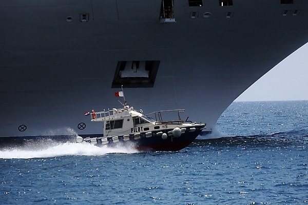 포토 JPG 해외이미지 바다 여행 교통시설 하늘 휴가 항해 안전 사람없음 물 파란색 햇빛 여행객 흰색 보트 우아함 작음 큼 크루즈 묶기 묘사 함선 승객 포트 해외202004 해외포토 자연요소 컬러 교통 컨셉 배_교통 모션 사람 태양 크기 시설 파일형식 이미지허브