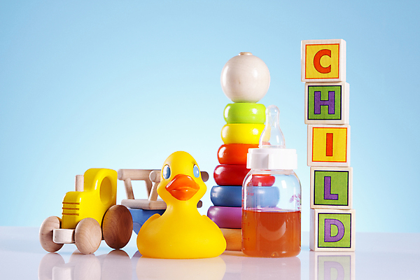 포토 JPG 해외이미지 영어 실내 사람없음 장난감 쌓기 아기용품 젖병 장난감자동차 고리던지기 오리장난감 나무블록 해외202004 해외포토 문자 모션 내부 목재 블록 던지기 오브젝트 파일형식 이미지허브