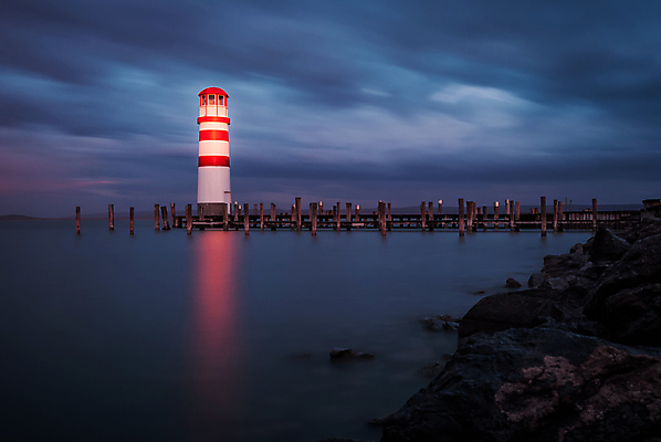 포토 JPG 해외이미지 구름 응시 유럽 호수 파도 바다 여행 하늘 휴가 등대 항해 경고 안전 사람없음 목재 물 빛 햇빛 일출 탑 항구 어둠 황혼 일몰 새벽 오스트리아 야간 저녁 방파제 장노출 포트 네비게이션 두더지 해외202004 해외포토 자연요소 나무 건축물 시선 공공시설 나라 배_교통 재료 교통시설 촬영기법 태양 노을 파일형식 이미지허브