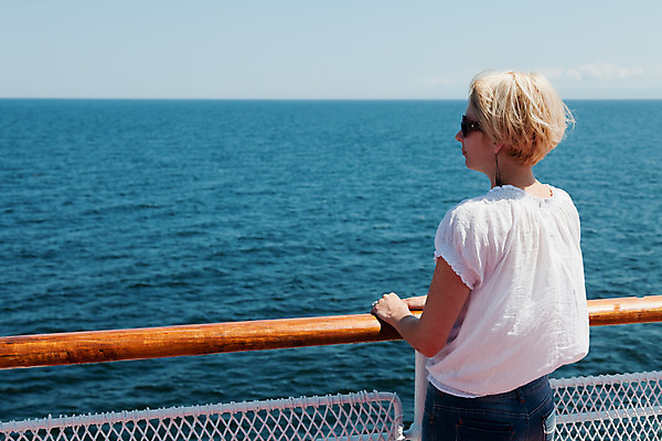 포토 JPG 해외이미지 백인 모델 라이프스타일 여자 행복 유럽 바다 여행 요트 교통시설 자연 하늘 휴가 휴식 열대 항해 한명 사람 물 여름 파란색 금발 기쁨 흰색 보트 고급 크루즈 갑판 휴양지 인도양 네비게이션 해외202004 해외포토 자연요소 서양인 1 헤어스타일 계절 감정 나라 컬러 교통 컨셉 배_교통 생활 장소 시설 생태계 파일형식 이미지허브