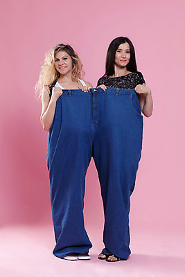 포토 JPG 해외이미지 응시 여자 행복 분홍색 셔츠 신체 엄마 건강 사람 두명 운동 유행 임신 기쁨 청바지 축하 우아함 몸무게 큼 치수 적자 추가 해외202004 해외포토 시선 감정 컬러 컨셉 상의 바지 가족 크기 파일형식 이미지허브