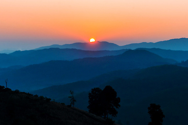 포토 JPG 해외이미지 구름 백그라운드 자연 하늘 아침 산 풍경 사람없음 야외 햇빛 태양 일출 숲 땅 해외202004 해외포토 주간 자연요소 노을 생태계 파일형식 이미지허브