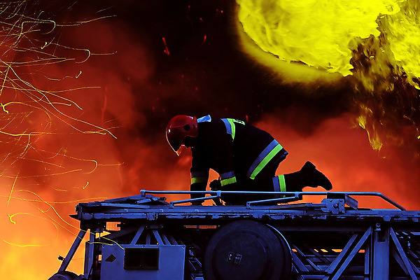 포토 JPG 해외이미지 전신 남자 불 한명 성인 야외 옆모습 야간 무릎꿇기 소방관 소방 화재 소방차 성인남자한명만 해외202004 해외포토 자연요소 1 뷰포인트 모션 자동차 사람 구조원 사건 남자한명만 성인남자만 파일형식 이미지허브