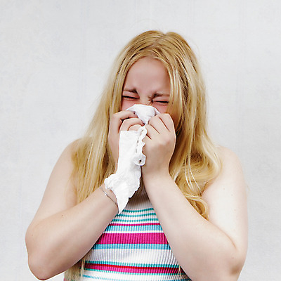 포토 JPG 해외이미지 백인 여자 얼굴 겨울 한명 사람 봄 고통 추위 표현 조직 바이러스 질병 불기 비만 코 꽃가루 손수건 알레르기 재채기 해외202004 해외포토 서양인 1 계절 감정 의학 모션 신체부위 가루 몸매 파일형식 이미지허브