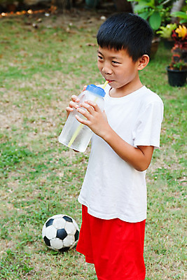 포토 JPG 해외이미지 나무 공원 행복 아시아 아들 음료 어린이 와이셔츠 태국 건강 한명 사람 동양인 소년 야외 초록색 물 여름 파란색 정원 추위 마시기 뜨거움 작음 플라스틱 갈증 밀짚 해외202004 해외포토 자연요소 식물 1 계절 공공시설 남자 감정 나라 컬러 셔츠 가족 모션 재질 인종 짚 크기 파일형식 이미지허브