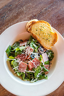 포토 JPG 해외이미지 접시 음식 빵 잎 다이어트 채소 치즈 건조 건강 요리 사람없음 초록색 크래커 식사 저녁식사 치킨 샐러드 껍질 신선 파마 사발 클래식 닫기 그릴 상추 가슴 큐브 햄 날것 서빙 베이컨 레시피 프랑스어 점심식사 시저샐러드 인기 로메인상추 해외202004 해외포토 식물 문자 헤어스타일 식기 컬러 컨셉 모션 주방용품 유제품 육류 돼지고기 신체부위 쿠키 사기그릇 닭고기요리 파일형식 이미지허브