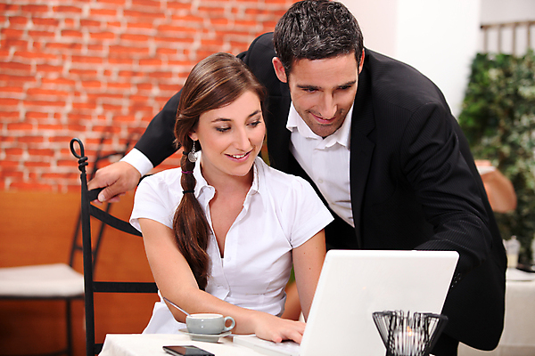 포토 JPG 해외이미지 접시 커플 응시 행복 유럽 커피 음료 음식 셔츠 의자 탁자 벽돌 기념 세포 대화 요리 미소 앉기 정장 두명 노트북 컴퓨터 식당 식사 식탁보 흰색 축하 신선 최고 분위기 고급 우아함 맛 배고픔 만족 질서 점심식사 전문 해외202004 해외포토 식기 시선 옷 감정 나라 컬러 가구 컨셉 상의 관계 모션 표정 말하기 사람 전자제품 상점 예절 파일형식 이미지허브