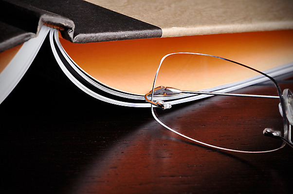 포토 JPG 해외이미지 교육 안경 졸업 교실 학교 탁자 수업 휴식 사람없음 책 스터디 사무실 독서 오픈 닫기 도서관 강의 읽기 묘사 대학교 문학 페이지 일시정지 해외202004 해외포토 잡화 가구 컨셉 비즈니스 모션 학습 파일형식 이미지허브