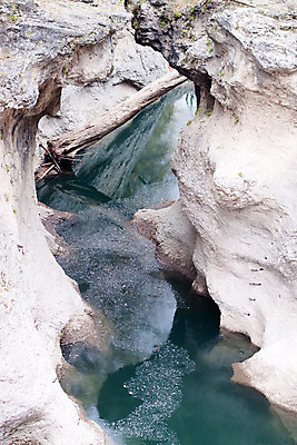 포토 JPG 해외이미지 식물 유럽 잎 곡선 자연 사람없음 야외 목재 세로 초록색 물 파란색 강 골짜기 회색 자유 바위 시골 오픈 구멍 개울 동굴 통나무 좁은 장면 지질학 해외202004 해외포토 자연요소 나무 교육 나라 선 컬러 컨셉 재료 돌_바위 생태계 파일형식 이미지허브