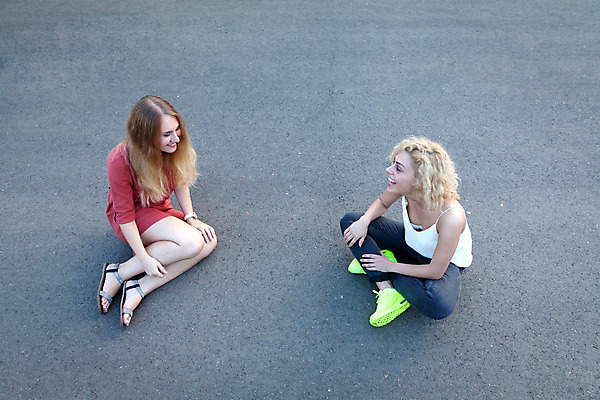 포토 JPG 해외이미지 라이프스타일 응시 드레스 여자 백그라운드 신발 컨셉 2 대화 미소 앉기 두명 금발 유행 회색 청바지 도시 토론 코믹 콘크리트 카피스페이스 해외202004 해외포토 헤어스타일 시선 옷 컬러 바지 모션 표정 말하기 사람 생활 공백 파일형식 이미지허브