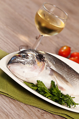 포토 JPG 해외이미지 접시 토마토 와인잔 파슬리 사람없음 와인 화이트와인 레몬 날것 도미 나무배경 해외202004 해외포토 식기 백그라운드 채소 술잔 과일 주류 어류 파일형식 이미지허브