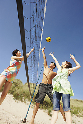 포토 JPG 해외이미지 백인 여자 남자 스포츠 청소년 함께함 야외 10대 세명 친구 모래사장 점프 비치발리볼 즐거움 십대만 해외202004 해외포토 서양인 감정 바다 컨셉 관계 모션 사람 비치볼 배구 파일형식 이미지허브