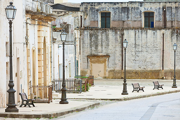 포토 JPG 해외이미지 전통 유럽 도로 길 여행 패턴 가로등 벤치 의자 건축양식 휴가 거리 주택 풍경 사람없음 건물 햇빛 맑음 이탈리아 조약돌 등불 램프 도시 성 중세 역사 오브젝트 폐허 아치 구시가지 옛날 파멸 해외202004 해외포토 건축물 공공시설 건축 나라 가구 컨셉 무늬 교통시설 날씨 조명 태양 돌_바위 파일형식 소멸 이미지허브