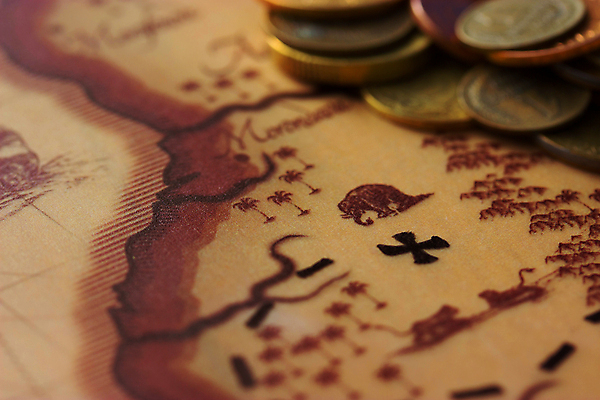 포토 JPG 해외이미지 종이 바다 여행 지도 돈 항해 사람없음 장미 노란색 동전 탐험 수확 골동품 얼룩 중세 역사 재산 황금 방향 복고 과거 북쪽 해적 동쪽 보물 네비게이션 남쪽 발견 궤 그런지 놋쇠 양피지 옛날 원고 지리 해외202004 해외포토 꽃 컬러 컨셉 농업 배_교통 금융 도둑 파일형식 이미지허브