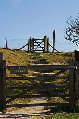 포토 JPG 해외이미지 밭 농업 자국 자물쇠 풍경 사람없음 야외 울타리 걷기 산책 하이킹 시골 입장 사인 대문 장면 사이클링 해외202004 해외포토 산업 모션 레저 휴식 담장 문 육상스포츠 파일형식 이미지허브
