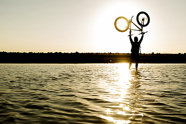 포토 JPG 해외이미지 실루엣 호수 여행 성공 건강 사람없음 빨간색 물 반사 자전거 일몰 운전 야간 페달 해외202004 해외포토 자연요소 컬러 컨셉 모션 촬영기법 노을 바이크 파일형식 이미지허브