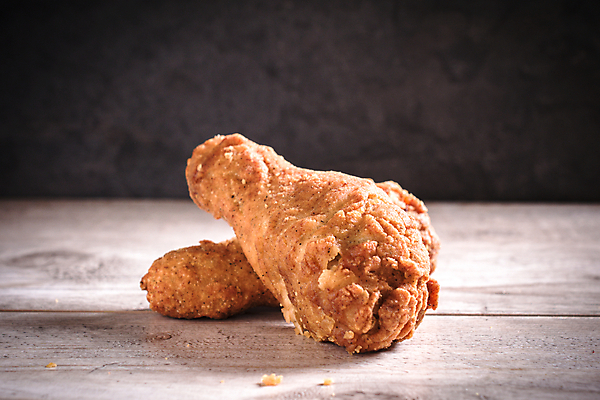 포토 JPG 해외이미지 접시 음식 백그라운드 패스트푸드 요리 사람없음 목재 식사 저녁식사 치킨 튀김 흰색 황금 질감 점심식사 인기 해외202004 해외포토 나무 식기 컬러 재료 인스턴트 닭고기요리 파일형식 이미지허브