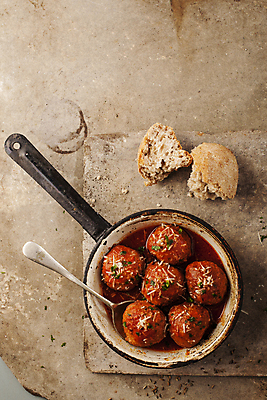 포토 JPG 해외이미지 빵 사람없음 숟가락 뜨거움 냄비 미트볼 토마토소스 해외202004 해외포토 음식 수저 소스_음식 솥 파일형식 이미지허브