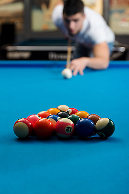 포토 JPG 해외이미지 백인 남자 스포츠 공 청소년 놀이 탁자 성공 휴식 실내 한명 성인 경쟁 우승 당구 집중 조준 유흥 해외202004 해외포토 서양인 1 가구 컨셉 사람 내부 구기 최고 파일형식 이미지허브