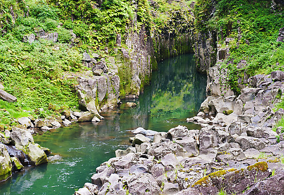 포토 JPG 해외이미지 공원 하늘색 자연 산 풍경 사람없음 야외 초록색 물 파란색 강 골짜기 계곡 일본 폭포 개울 숲 좁은 신성 내추럴 깊이 해외202004 해외포토 자연요소 공공시설 아시아 컬러 생태계 파일형식 이미지허브
