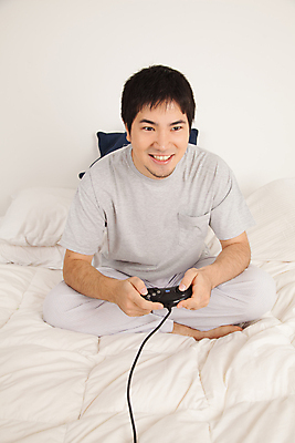 포토 JPG 해외이미지 전신 휴식 실내 한명 사람 동양인 20대 성인 앞모습 게임 침대 잡기 조이스틱 성인남자한명만 해외202004 해외포토 1 뷰포인트 가구 컨셉 모션 놀이 인종 청년 내부 게임기 남자한명만 성인남자만 파일형식 이미지허브