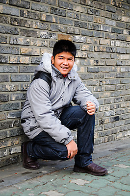 포토 JPG 해외이미지 라이프스타일 옷 남자 행복 아시아 어린이 벽 포즈 신발 셔츠 겨울 장난 바지 자연 벽돌 거리 한명 사람 동양인 소년 야외 컬러풀 유행 재킷 추위 도시 주머니 시원함 스마트 쇼 스타일 해외202004 해외포토 1 계절 감정 나라 컬러 컨셉 상의 하의 인종 생활 외투 생태계 파일형식 이미지허브