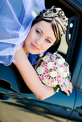 포토 JPG 해외이미지 백인 헤어스타일 드레스 꽃 행복 유럽 꽃다발 여행 결혼 창문 자동차 결혼식 휴가 사랑 한명 사람 이벤트 성인 야외 장미 유행 기쁨 흰색 축하 가운 기다림 긍정 약혼 베일 천진난만 해외202004 해외포토 서양인 식물 1 옷 감정 나라 육상교통 컬러 컨셉 모션 약속 파일형식 이미지허브