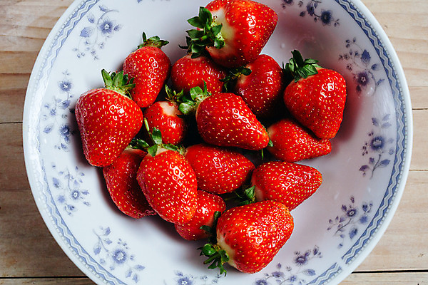 포토 JPG 해외이미지 라이프스타일 접시 열매 음식 백그라운드 다이어트 과일 재료 자연 탁자 딸기 디저트 건강 사람없음 목재 빨간색 여름 마을 식사 봄 흰색 신선 사발 달콤 맛 아침식사 유기농 날것 심플 머리위 내추럴 숙성 채식주의자 해외202004 해외포토 나무 식물 식기 웰빙 계절 컬러 가구 컨셉 생활 사기그릇 생태계 채식 파일형식 이미지허브