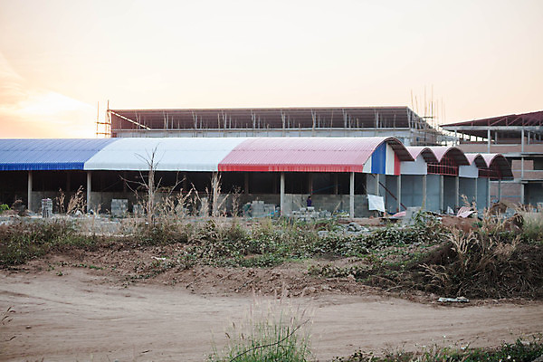포토 JPG 해외이미지 디자인 외관 도로 건축양식 태국 하늘 노동자 새로움 사람없음 야외 빨간색 파란색 장비 흰색 시골 깃발 도시 업무 거친 재산 땅 쇼핑몰 상업 상승 만들기 시멘트 장면 지역 라오스 공학 덩어리 진행 개발 고체 교외 진짜 철강 콘크리트 스타일 해외202004 해외포토 직업 교육 건축 아시아 길 컬러 컨셉 교통시설 모션 금융 작업 파일형식 이미지허브