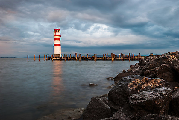 포토 JPG 해외이미지 구름 응시 유럽 호수 파도 바다 여행 하늘 휴가 등대 항해 경고 안전 사람없음 목재 물 빛 햇빛 일출 탑 항구 어둠 황혼 일몰 새벽 오스트리아 야간 저녁 방파제 포트 네비게이션 두더지 해외202004 해외포토 자연요소 나무 건축물 시선 공공시설 나라 배_교통 재료 교통시설 태양 노을 파일형식 이미지허브