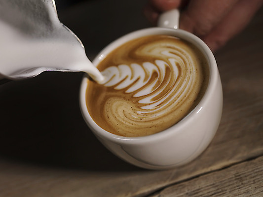 포토 JPG 해외이미지 나무 디자인 커피 음료 백그라운드 잎 패턴 자연 탁자 추상 콩 사랑 미술 사람없음 야외 컵 갈색 초콜릿 숟가락 검은색 거품 카페 우유 머그컵 흰색 바 뜨거움 고급 아침식사 은색 컵받침 질감 바리스타 카푸치노 에스프레소 점심식사 라떼 해외202004 해외포토 식물 직업 식기 감정 컬러 가구 컨셉 무늬 문화예술 디저트 유제품 곡류 수저 상점 식사 받침대 생태계 파일형식 이미지허브