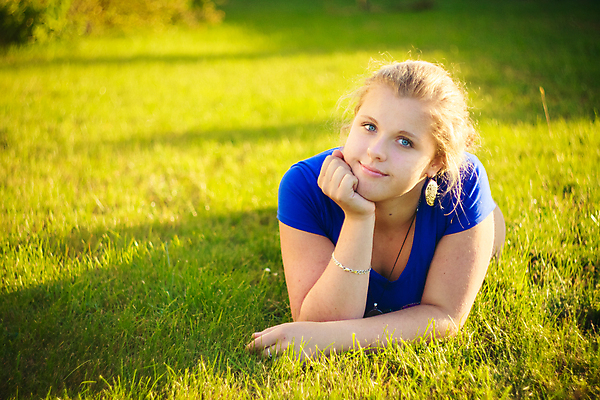 포토 JPG 해외이미지 백인 1 응시 공원 여자 행복 자연 휴식 사랑 한명 사람 잔디 야외 10대 초록색 여름 파란색 햇빛 봄 거짓말 해외202004 해외포토 서양인 식물 시선 계절 공공시설 감정 컬러 컨셉 청소년 태양 생태계 파일형식 이미지허브