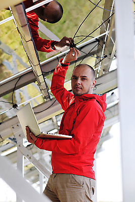 포토 JPG 해외이미지 주간 남자 한명 들기 상반신 성인 야외 옆모습 노트북 반사 잡기 태양에너지 집열판 성인남자한명만 해외202004 해외포토 자연요소 1 뷰포인트 모션 사람 전자제품 그린에너지 남자한명만 성인남자만 파일형식 이미지허브