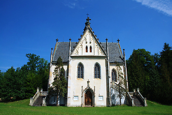 포토 JPG 해외이미지 나무 구름 벽 십자가 건축양식 하늘 동화 안전 사람없음 장식 여름 파란색 조각상 교회 계단 탑 맑음 힘 바위 무덤 성 중세 역사 보호 숲 보안 체코 강화 고딕 생존 해외202004 해외포토 자연요소 식물 건축물 계절 건축 유럽 컬러 컨셉 종교건축 날씨 건물 조형물 돌_바위 파일형식 이미지허브