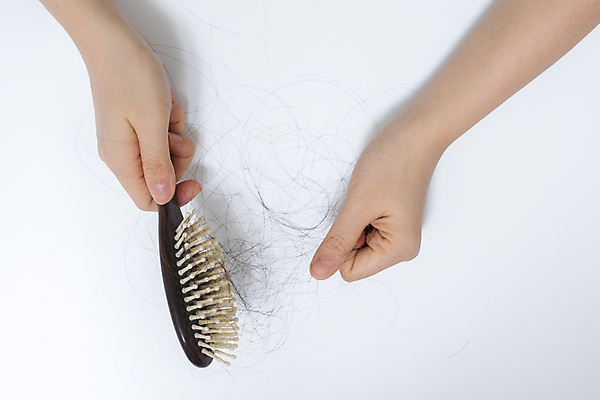 포토 JPG 해외이미지 손 들기 신체부위 뷰티 머리카락 잡기 머리빗 흰배경 헤어관리 두피케어 탈모 탈모클리닉 해외202004 탈모예방 해외포토 백그라운드 모션 사람 머리 흰색 미용용품 예방 클리닉 증상 파일형식 이미지허브