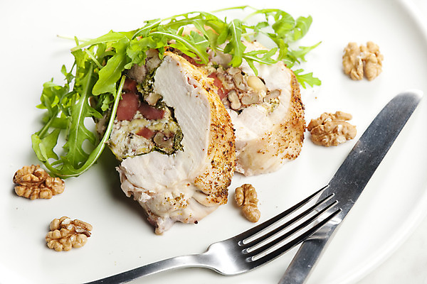 포토 JPG 해외이미지 그릇 접시 음식 포크 실내 육류 돼지고기 요리 사람없음 내부 인테리어 식사 견과류 로켓 칼 닫기 두루마리 굽기 묘사 롤 호두 영양분 정물화 해외202004 해외포토 식기 디자인 식재료 모션 구이 그림 파일형식 이미지허브