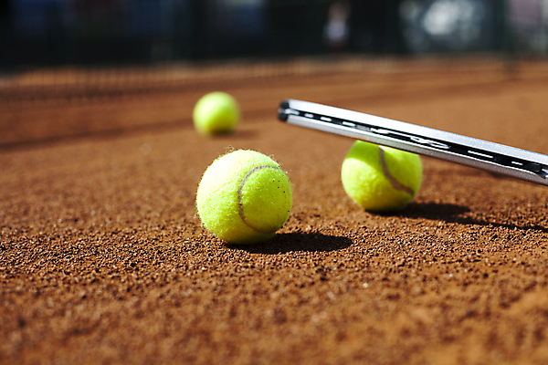 포토 JPG 해외이미지 주간 그림자 사람없음 야외 아웃포커스 테니스 테니스라켓 테니스용품 테니스장 테니스공 땅바닥 해외202004 해외포토 자연요소 스포츠용품 공 스포츠시설 바닥 촬영기법 구기 라켓 파일형식 이미지허브