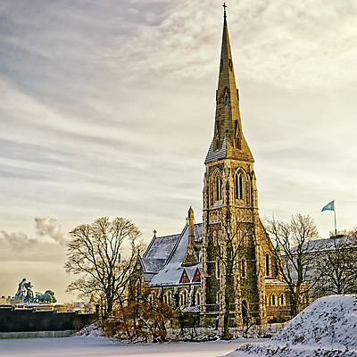 포토 JPG 해외이미지 나무 유럽 종교 여행 겨울 하늘 덴마크 사람없음 햇빛 성당 교회 깃발 첨탑 코펜하겐 해외202004 해외포토 식물 계절 나라 종교건축 북유럽 건물 태양 탑 파일형식 이미지허브