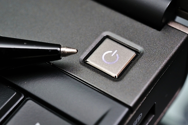 포토 JPG 해외이미지 컨셉 비즈니스 통신 사람없음 컴퓨터 사무실 펜 볼펜 디지털 검은색 공책 자료 힘 장비 심볼 사인 언론 소통 점화 해외202004 해외포토 컬러 문구용품 전자제품 필기구 파일형식 이미지허브