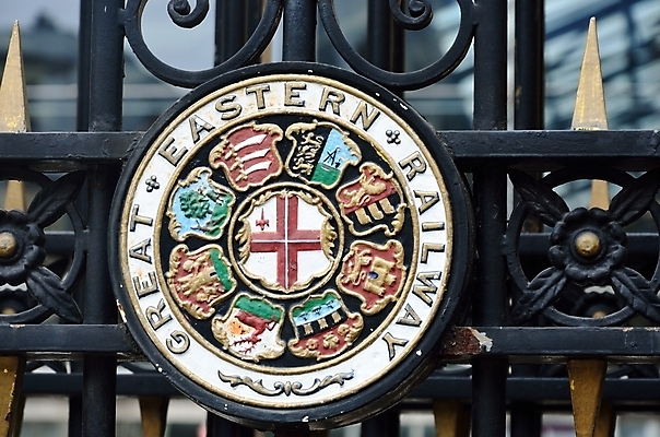 포토 JPG 해외이미지 아이콘 여행 비즈니스 휴가 영국 잉글랜드 사람없음 울타리 금속 수확 도시 역 철 심볼 사인 런던 복고 동쪽 빅토리아 옛날 해외202004 해외포토 유럽 농업 교통시설 재질 담장 방향 파일형식 이미지허브