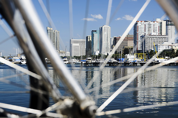 포토 JPG 해외이미지 바다 요트 교통시설 하늘 사람없음 야외 건물 가로 파란색 관광지 컬러풀 자전거 바퀴 보트 레이서 해외202004 해외포토 건축물 컬러 여행 교통 배_교통 바이크 시설 파일형식 이미지허브