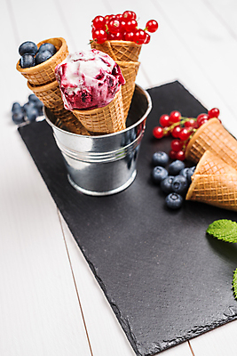 포토 JPG 해외이미지 열매 실내 사람없음 달콤 민트 양동이 흰배경 담기 블루베리 아이스크림콘 콘아이스크림 돌판 해외202004 해외포토 식물 백그라운드 과일 모션 아이스크림 내부 돌_바위 흰색 맛 허브 콘 파일형식 이미지허브