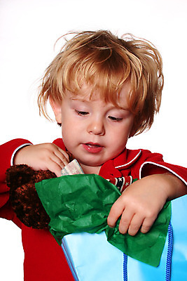 포토 JPG 해외이미지 백인 손 계절 남자 행복 어린이 크리스마스 가방 휴가 선물 한명 사람 소년 장식 쇼핑 산타클로스 상점 놀람 펼침 기쁨 축하 표현 아기 잡기 생일 조직 당기기 예측 스웨터 호기심 주기 패키지 획득 소매 고립 제의 해외202004 해외포토 서양인 1 잡화 기념일 감정 컨셉 상의 모션 표정 신체부위 파일형식 이미지허브