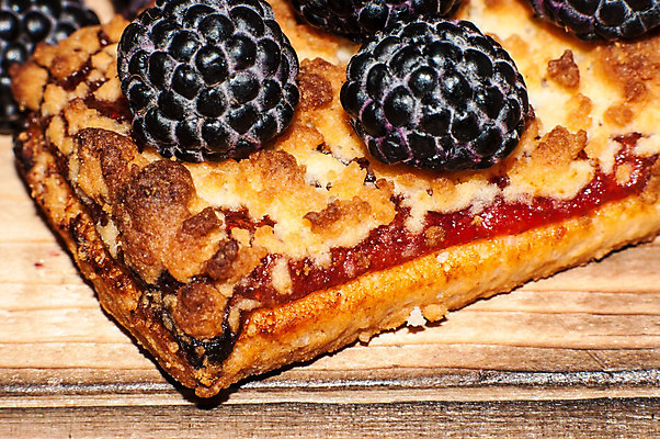 포토 JPG 해외이미지 전통 열매 음식 백그라운드 과일 딸기 디저트 주택 사람없음 쌓기 쿠키 케이크 초콜릿 보라색 카페 프랑스 흰색 신선 달콤 맛 굽기 크림 산딸기 블랙베리 프랑스어 파스텔톤 핸드메이드 해외202004 해외포토 식물 문자 유럽 컬러 컨셉 모션 건물 상점 구이 파일형식 이미지허브